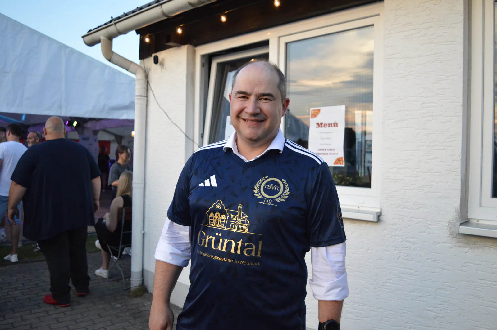 Neustadts Oberbürgermeister Dominik W. Heike im dunkelblauen Jubiläumstrikot des TBVfL Neustadt-Wildenheid