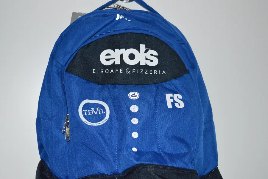 Blauer Rucksack mit individuell aufgebrachten Logos und Initialen