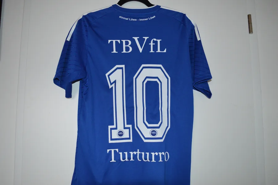 Blaues Trikot mit individueller Nummer und Namen