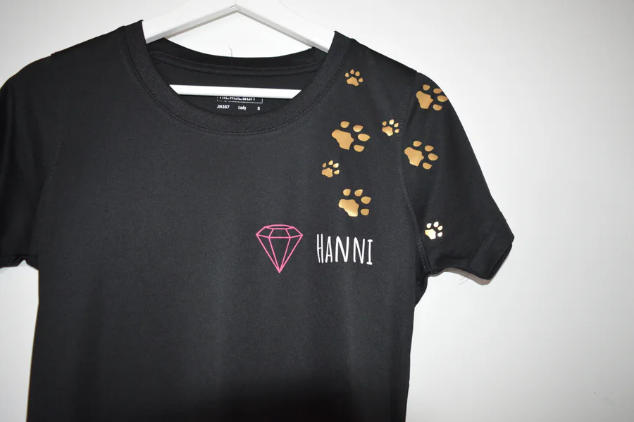 Schwarzes personalisiertes Shirt mit Namen, Diamant und goldenen Pfotenabdrücken