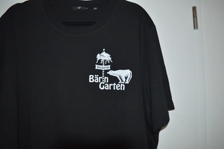 Schwarzes Firmenshirt mit weißem Biergarten-Aufdruck