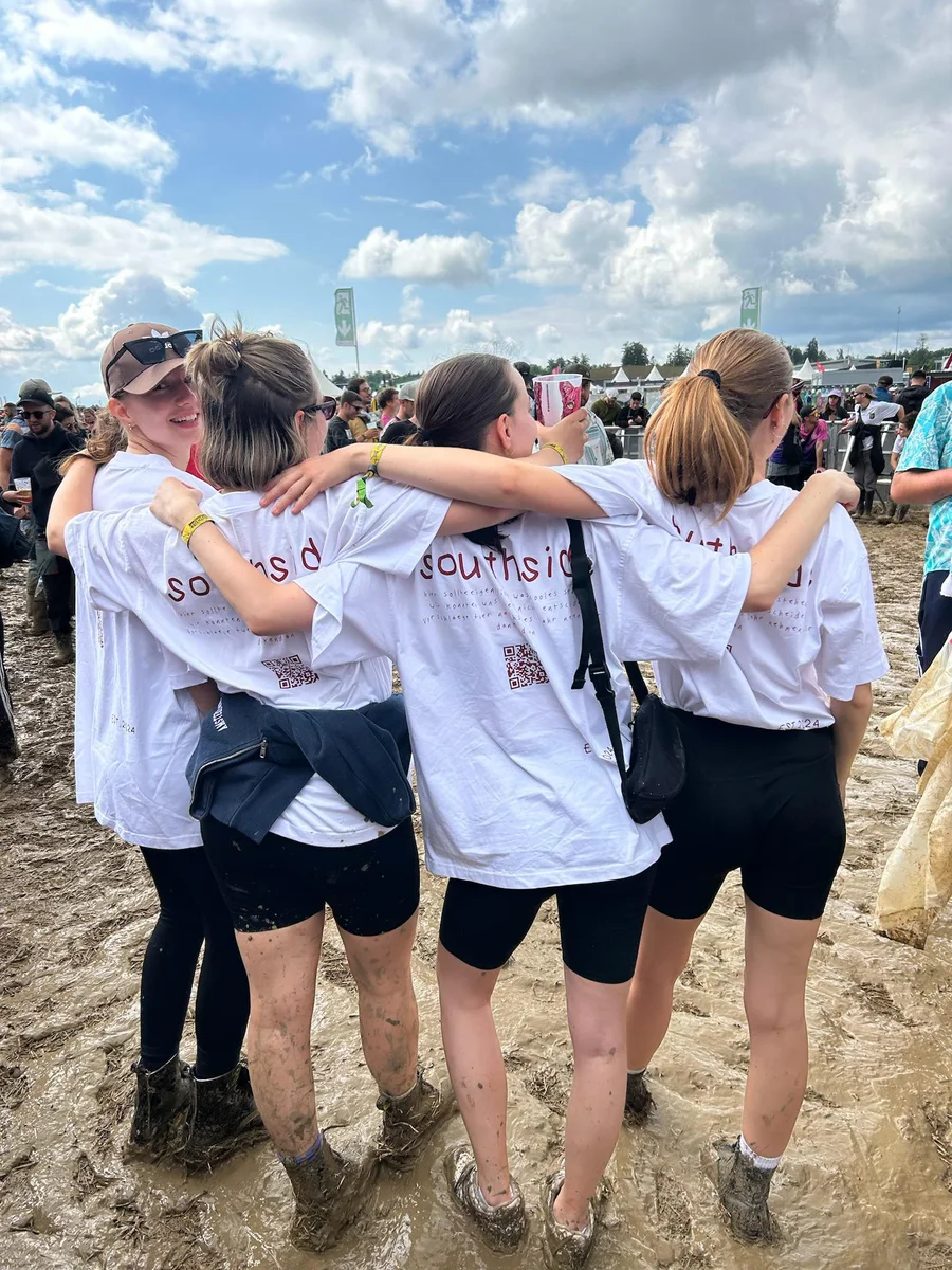 Vier Freundinnen tragen individuelle Southside-Shirts bei einer Veranstaltung