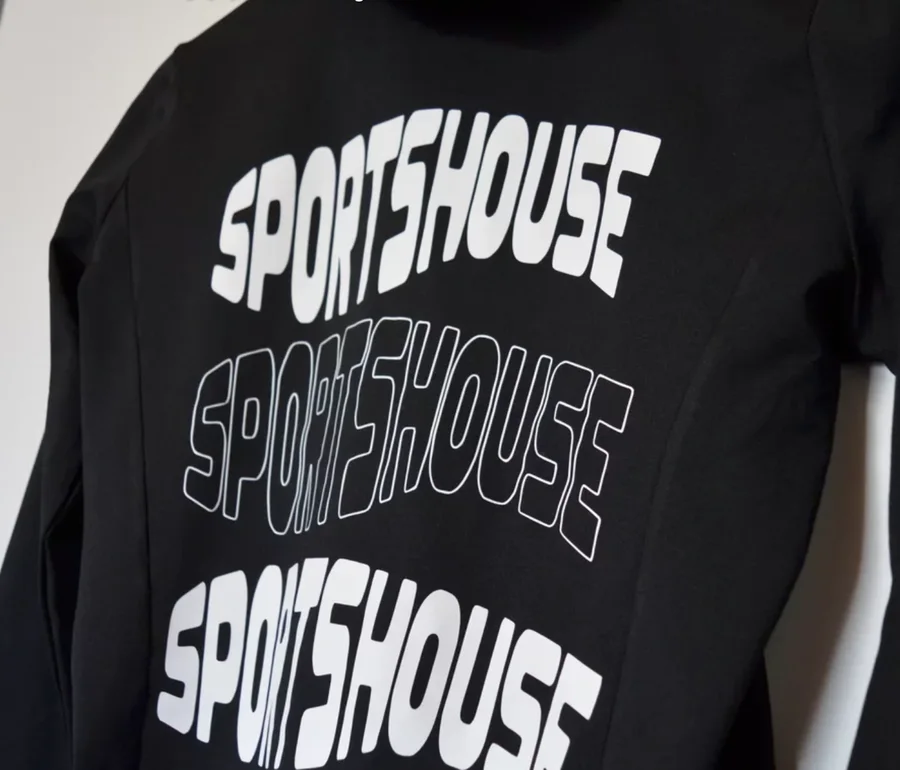 Schwarzes Shirt mit großem weißen Sportshouse-Schriftzug